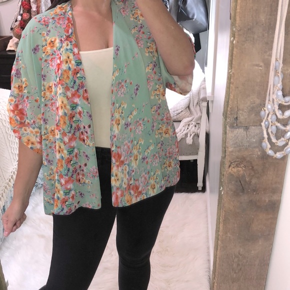 Lovers + Friends small floral kimono - Picture 6 of 12